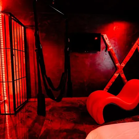Red Jacuzzi Apartment *