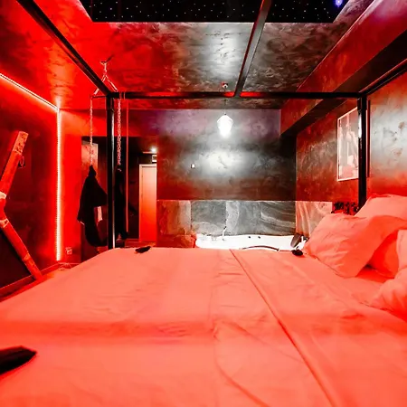 Red Jacuzzi Apartment
