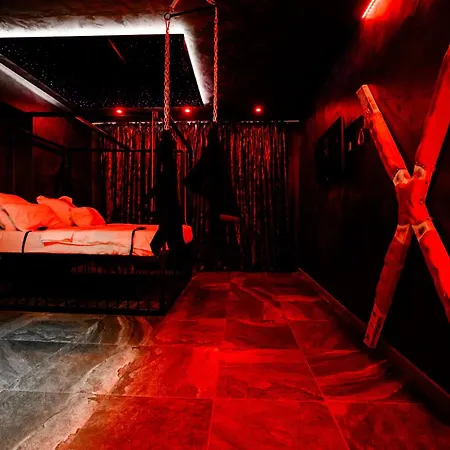 Red Jacuzzi Apartment *